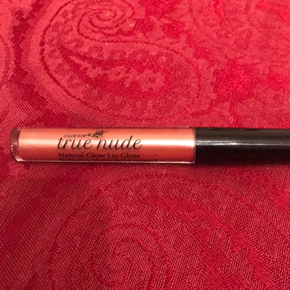 True nude natural glow lip gloss